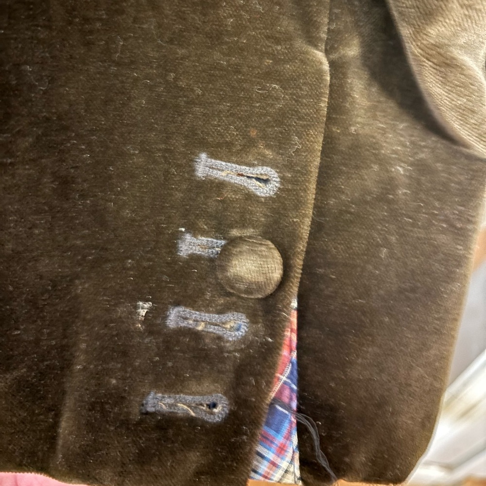 Robert Graham size Large Dark Brown Suede suit jacket. Inside is 100% cotton. - Picture 7 of 9